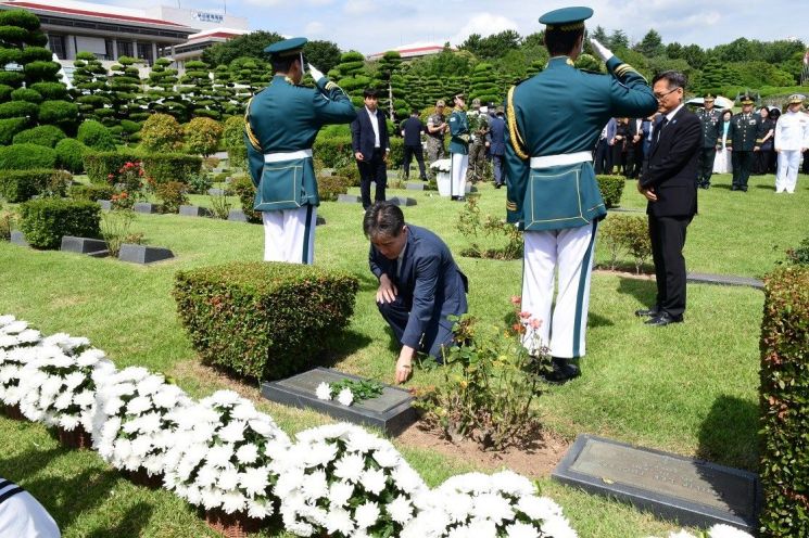 이남일 부산지방보훈청장이 헌화하고 있다. 부산지방보훈청 제공
