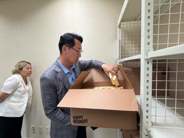 정명근 화성특례시장이 유앤아이센터를 방문해 공공생리대 비치 준비 현장을 점검하고 있다. 화성시 제공