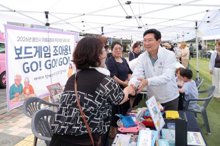이상일 용인특례시장(오른쪽)이 11일 용인특례시 주민자치박람회에서 시민들과 인사를 나누고 있다. 용인시 제공