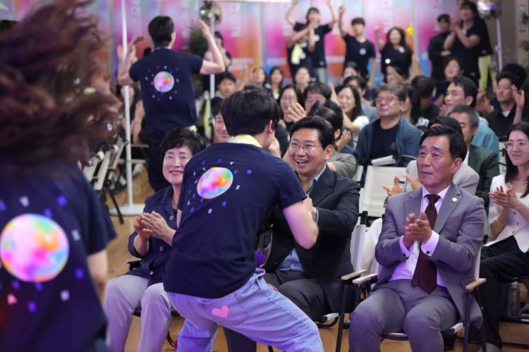 제3회 대한민국 대학연극제 개막식에서 이상일 시장이 길드 퍼포먼스에 함께 하고 있다. 용인시 제공