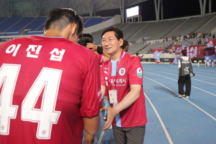 이상일 용인특례시장이 지난 11일 미르스타움에서 열린 용인FC와 충북청주FC 경기에서 선수들을 응원하고 있다. 용인시 제공