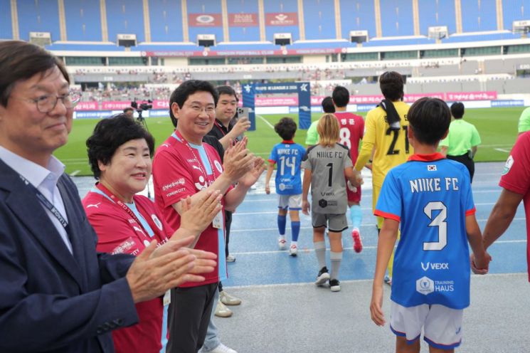 이상일 용인특례시장이 지난 11일 미르스타움에서 열린 용인FC와 충북청주FC 경기에서 선수들을 응원하고 있다. 용인시 제공