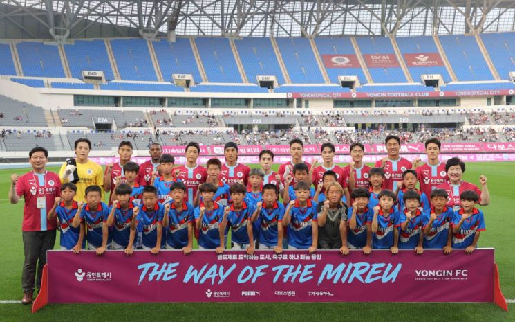 이상일 용인특례시장이 지난 11일 미르스타움에서 용인FC 선수들과 기념촬영을 하고 있다. 용인시 제공