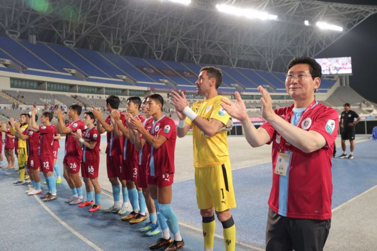 이상일 용인특례시장이 지난 11일 미르스타움에서 열린 용인FC와 충북청주FC 경기가 끝난 뒤 서포터즈들에게 인사를 하고 있다. 용인시 제공