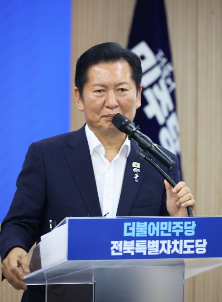 김민석 전 총리가 10일 전북 전주시 더불어민주당 전북특별자치도당 당사에서 열린 민주당 상무위원회의에서 연설하는 동안 정청래 전 대표와 이원택 전북도지사가 대화하고 있다. 연합뉴스