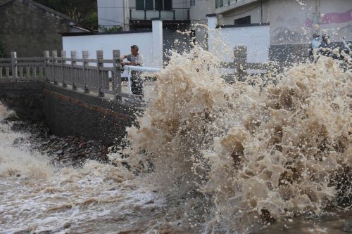 지난 10일 중국 동부 저장성 원링에 태풍 '바비'가 상륙하기 전 거대한 파도가 일고 있다. AP연합뉴스