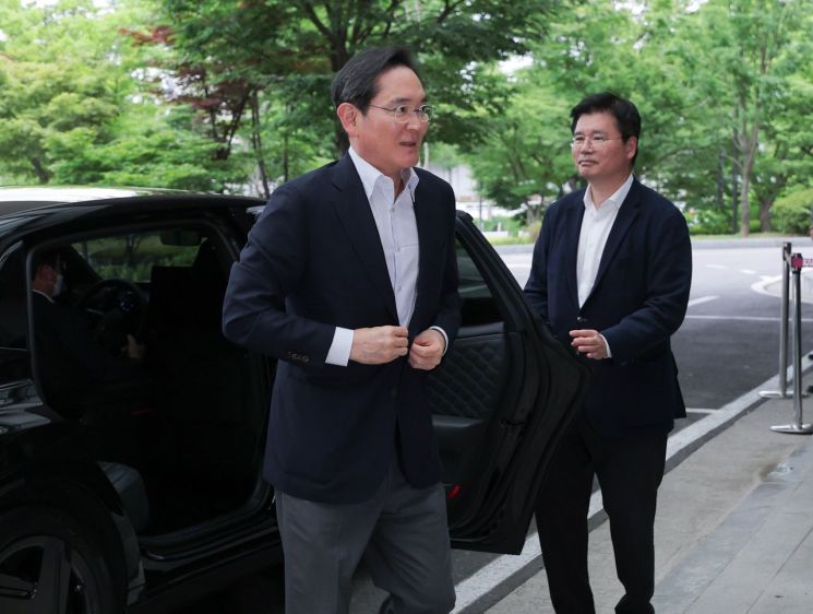 이재용 삼성전자 회장이 7일 미국 시애틀로 출국하기 위해 서울 김포비즈니스항공센터(SGBAC)에 도착해 이동하고 있다. 연합뉴스.