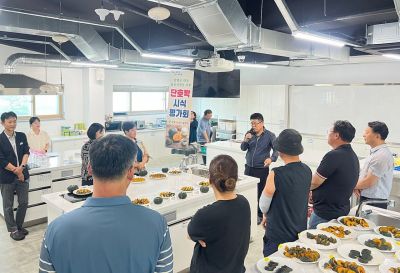 지난 10일 함평군이 농업기술센터 교육장에서 '국내 육성 단호박 시식 평가회'를 진행했다. 함평군 제공
