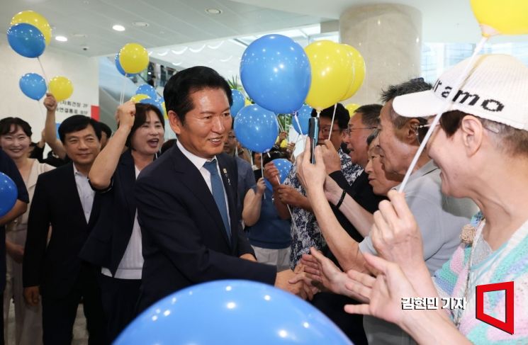 정청래 전 더불어민주당 대표가 13일 국회 소통관에서 당대표 출마 기자회견을 하고 나와 지지자들과 인사하고 있다. 김현민 기자