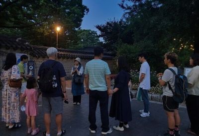 전북 전주시는 지난 10일부터 오는 10월 11일까지 세 달간 야간 해설 투어 프로그램인 ‘소소하지만 다정한 여름밤 이야기’를 운영한다고 13일 밝혔다. 전주시청 제공