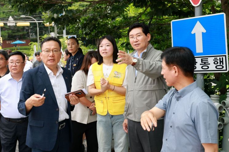 이상일 용인특례시장이 13일 수지구 성복동 효자초를 찾아 통학로 등 현장을 살펴보고 있다. 용인시 제공