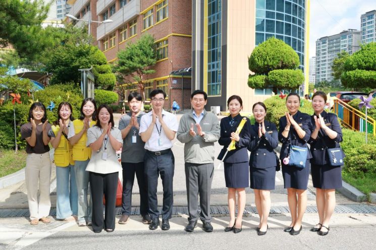 이상일 용인특례시장이 13일 수지구 성복동 효자초 현장 점검을 마친 뒤 서부녹색어머니회 회원 등 관계자들과 기념사진 촬영을 하고 있다. 용인시 제공