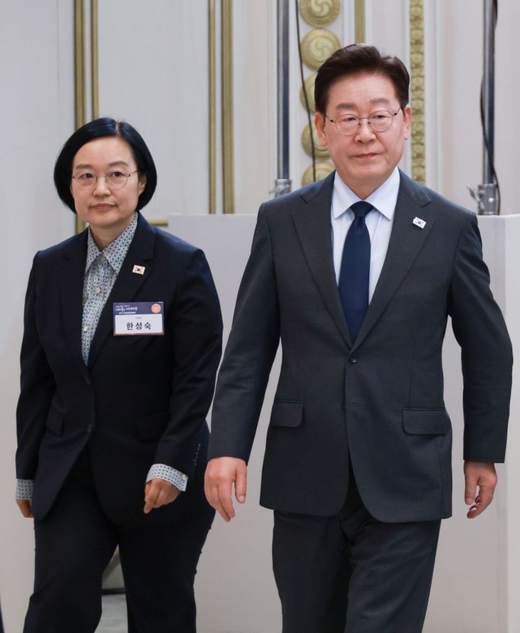 이재명 대통령과 한성숙 총리가 13일 청와대에서 열린 국가재정전략회의에 입장하고 있다. 2026.7.13 연합뉴스