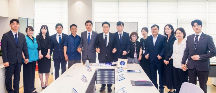 경기도교육청(교육감 안민석)이 전국 최초로 '교권보호전담관' 제도를 도입하고 교육감 직속 교권보호단을 신설하는 등 교권 보호 체계를 전면 개편한다. 경기도교육청 제공