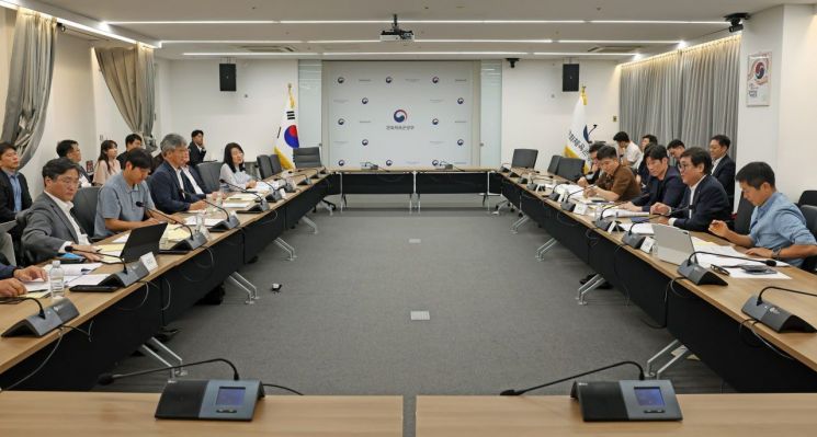 최휘영 문화체육관광부 장관과 박지성 K축구혁신위원회 공동위원장이 13일 국립현대미술관 서울관에서 K축구혁신위원회 2차 회의를 하고 있다. 문화체육관광부