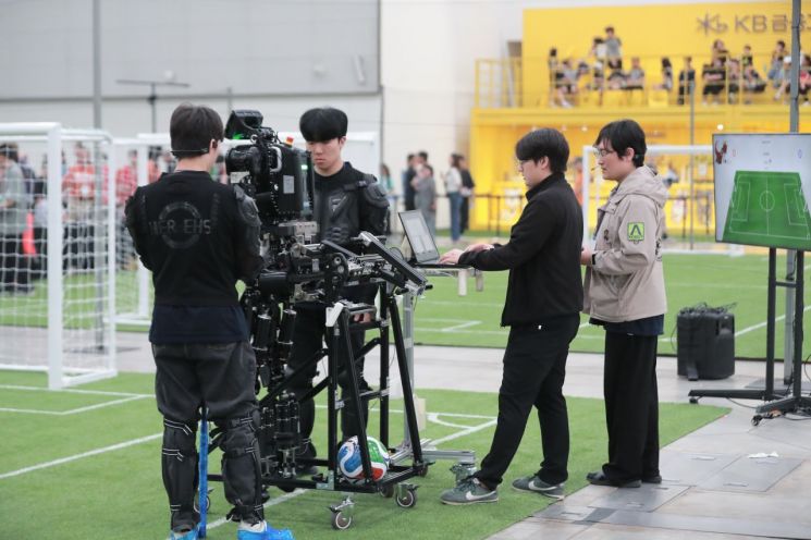 한양대 에이로봇 팀이 로보컵 2026에 출전한 로봇을 점검하고 있다. 이때만 해도 로봇이 제대로 걸을 수 있을지, 넘어지지는 않을지 걱정이 됐지만 최초의 골과 첫 승을 기록하는 데 성공했다. 사진=백종민 테크 스페셜리스트