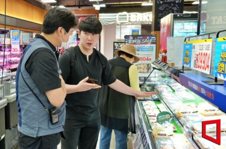서울시 영등포구에 위치한 롯데마트 양평점에서 주재영 롯데마트·슈퍼 수신팀 상품기획자(MD)가 점포 수산 담당자와 상품 판매 현황 및 고객 반응 관련 의견을 나누고 있다. 한예주 기자