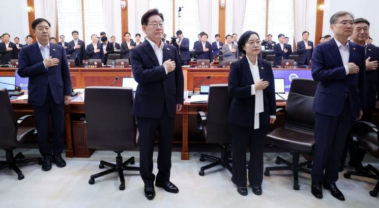 이재명 대통령이 14일 청와대에서 열린 국무회의에서 국기에 경례하고 있다. 2026.7.14 연합뉴스