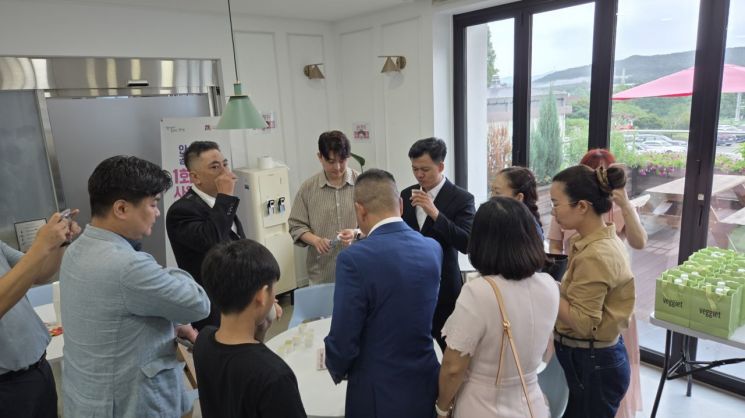 베트남 바이어단 13명이 지난 9일부터 10일까지 안성 지역 인삼 생산 현장과 주요 농업 생산·가공시설을 둘러보고 있다. 안성시 제공
