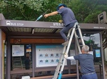 울주군 관계자가 버스승강장 차양막을 정비하고 있다. 울주군 제공