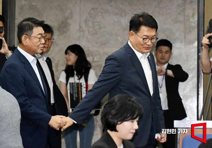 더불어민주당 당대표 경선에 출마한 송영길 전 대표가 14일 국회에서 열린 의원총회에 참석하고 있다. 김현민 기자