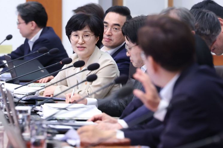 원민경 성평등가족부 장관이 14일 청와대에서 이재명 대통령 주재로 열린 국무회의에서 발언하고 있다. 2026.7.14 [청와대통신사진기자단] 연합뉴스