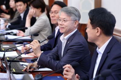 민형배 전남광주통합특별시장이 14일 청와대에서 이재명 대통령 주재로 열린 국무회의에서 인사말을 하고 있다. 연합뉴스