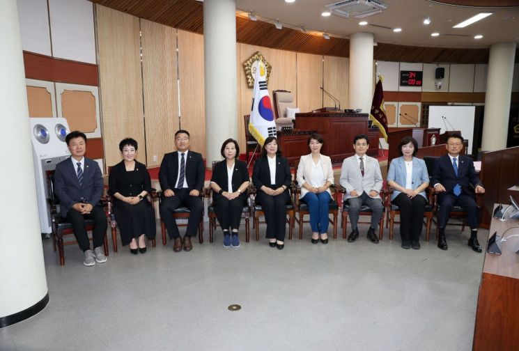 고양시의회는 14일 제305회 임시회를 끝으로 의장단과 5개 상임위원장 선출을 완료했다. 고양시의회 제공