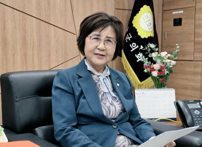 민경매 군의장이 해남군이 직면한 대형 국책사업과 지역 발전 과제에 대한 구상을 설명하고 있다. 이준경 기자