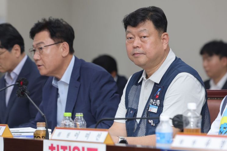 14일 정부세종청사 최저임금위원회에서 열린 제14차 전원회의에서 근로자위원인 류기섭 한국노총 사무총장이 사용자위원인 류기정 한국경영자총협회(경총) 전무의 발언을 듣고 있다. 연합뉴스