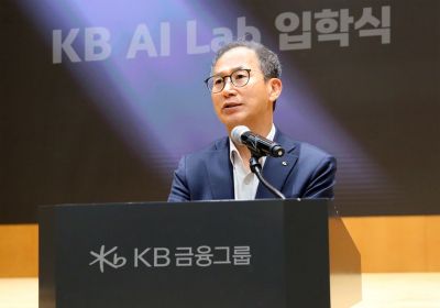 양종희 KB금융그룹 회장이 14일 서울 여의도 KB국민은행 신관에서 진행된 '2026년 상반기 그룹 인공지능(AI)·데이터 혁신 세미나'에서 임직원들에게 인사말을 하고 있다. KB금융