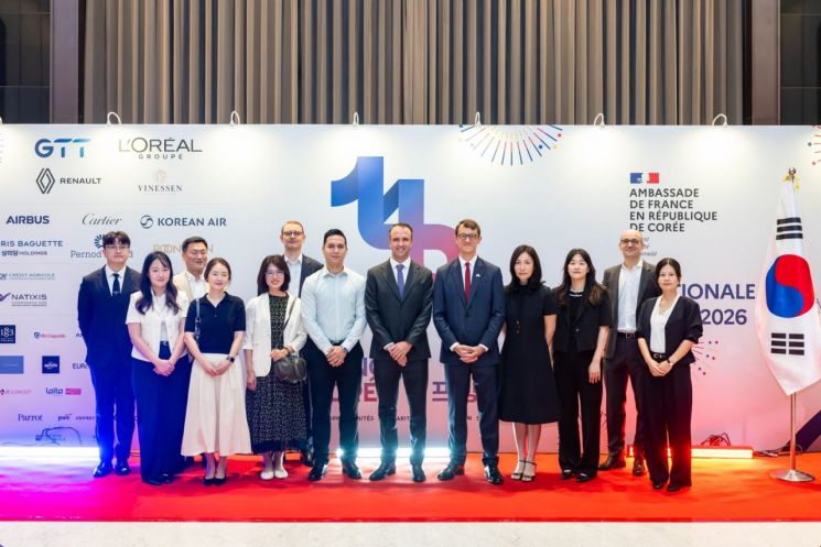 14일 열린 바스티유 데이 2026 행사에서 니콜라 파리 르노코리아 대표 등 참석자들이 카메라 앞에 섰다.