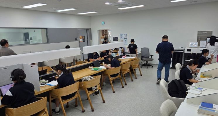 지난 13일 소흘 두런두런 센터에서 학생들이 칸막이로 나뉜 책상에서 각자 공부에 집중하고 있다. 이곳의 정원은 총 60명이지만, 최근 입소문을 타고 대기 인원이 늘면서 30여명이 입소를 기다리고 있다. 오주연 기자