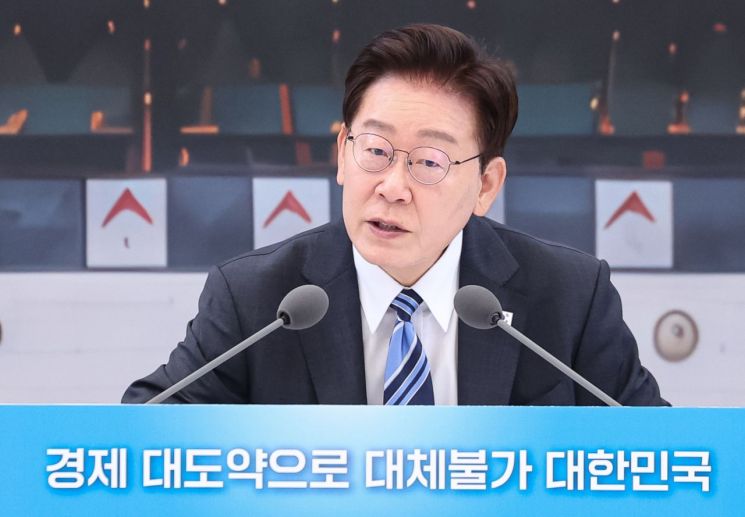 President Lee Jae-myung is speaking at the ministry work report held at the Blue House Guest House on the 15th. This is the second work report since his inauguration, attended each time by about 20 members of the 'Public Participation Group.' July 15, 2026 [Photo by Blue House Press Photographers] Yonhap News Agency