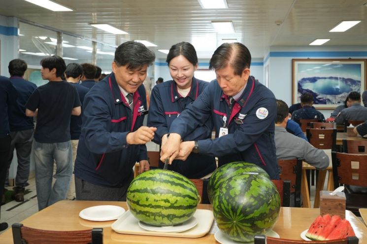 부산상공회의소가 15일 고용노동부와 부산시가 지원하는 '2026년 부산 조선산업 지역상생형 격차 완화 지원사업'의 하나로 조선업 원청과 협력사 구성원이 함께 참여하는 초복 맞이 '상생복데이'를 개최하고 있다.