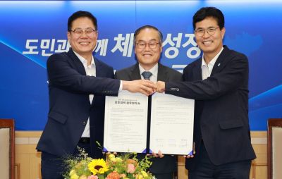 전북자치도는 15일 도청에서 방위사업청, 전주시와 협약식을 갖고 방위산업 생태계 조성을 위한 상호 협력 방안을 마련했다. 사진 왼쪽부터 조지훈 전주시장, 이용철 방위사업청장, 이원택 전북자치도지사. 전북자치도청 제공
