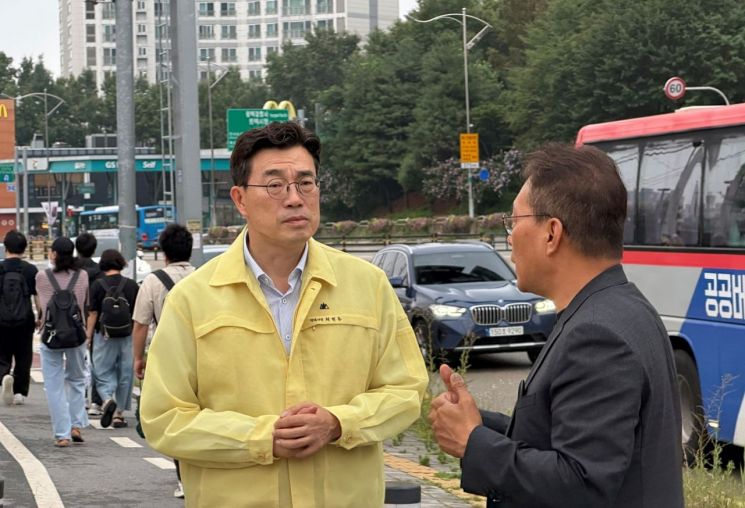 최원용 평택시장이 15일 출근 시간대 용이동과 태평아파트, 삼성 중앙로, 동삭사거리 등 상습 정체구간 4곳에서 현장점검을 실시하고 있다. 평택시 제공