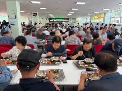 광주사회서비스원 소속 효령노인복지타운은 15일 초복을 맞아 어르신들의 건강한 여름나기를 응원하기 위해 회원 1,000여 명에게 삼계탕을 제공하는 초복 나눔 행사를 개최했다. 효령노인복지타운 제공