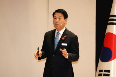 민선9기 출범 이후 처음 마련된 ´광양대전환 미래 비전과 비상경제 시민보고회´에서 박성현 광양시장이 직접 브리핑 하고있다.  광양시 제공