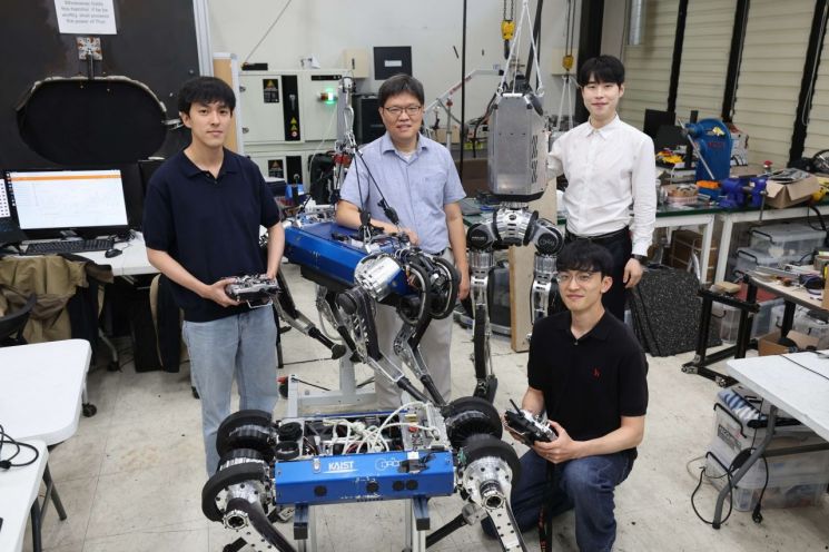 (왼쪽부터) 박재현 KAIST 박사과정생, 박해원 KAIST 교수, 홍승우 고려대 교수, 강준길 연구원(연구 당시 국방과학연구소). KAIST