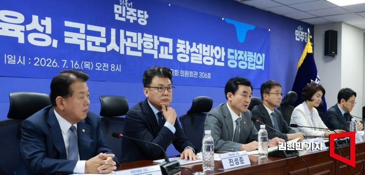 안규백 국방부 장관이 지난달 16일 국회 의원회관에서 열린 스마트강군 육성, 국군사관학교 창설방안 당정 협의에서 발언하고 있다. 김현민 기자