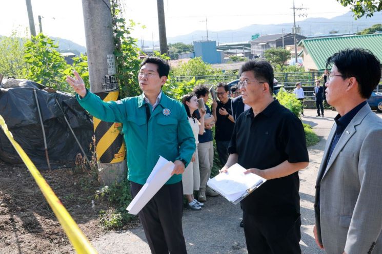 이상일 용인특례시장이 지난 15일 처인구 남사읍 진목리 집중호우 피해 현장을 살펴보고 있다. 용인시 제공