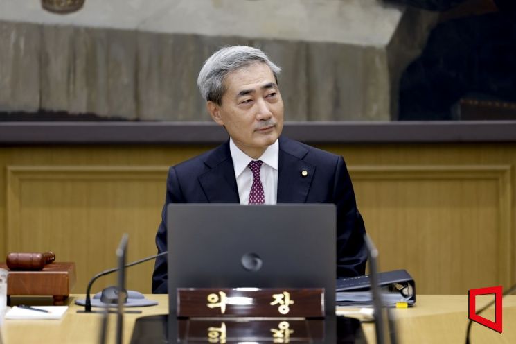 신현송 한국은행 총재가 16일 오전 서울 중구 한은에서 열린 금융통화위원회 본회의에 참석해 금통위원들과 의견을 나누고 있다. 사진공동취재단