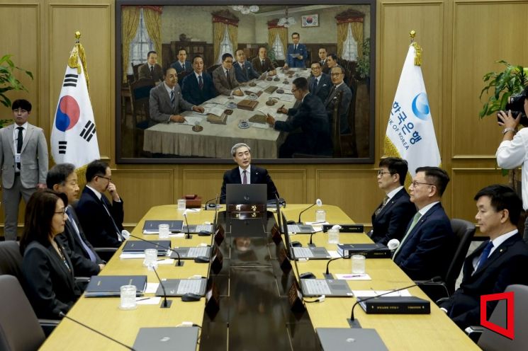 신현송 한국은행 총재가 지난달 16일 서울 중구 한은에서 열린 금융통화위원회 본회의에 참석해 금통위원들과 의견을 나누고 있다. 사진공동취재단