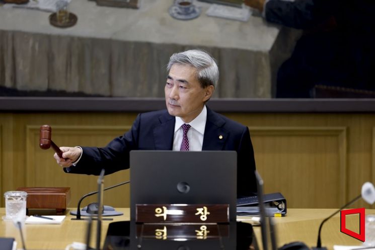 신현송 한국은행 총재가 지난달 16일 서울 중구 한은에서 열린 금융통화위원회 본회의에 참석해 의사봉을 두드리고 있다. 사진공동취재단