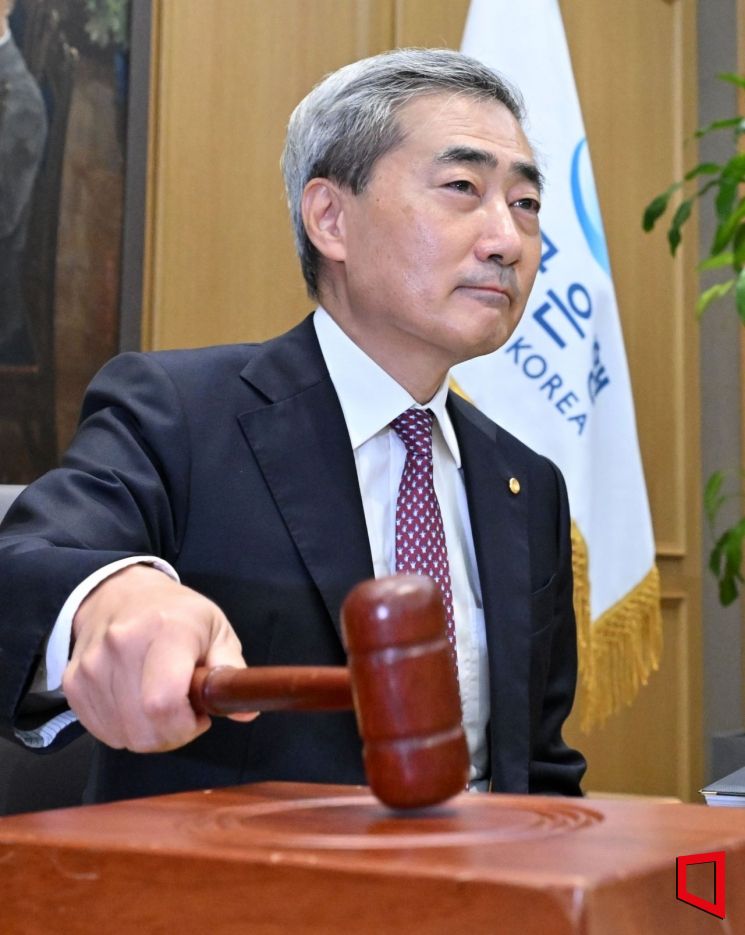 신현송 한국은행 총재가 16일 오전 서울 중구 한국은행에서 열린 금융통화위원회 본회의에 참석해 의사봉을 두드리고 있다. 2026.07.16. 사진공동취재단