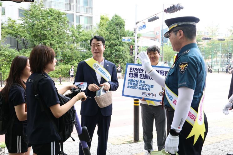 정명근 화성특례시장이 안화중학교 사거리에서 시민들에게 개인형 이동장치(PM) 안전수칙을 홍보하고 있다. 화성시 제공