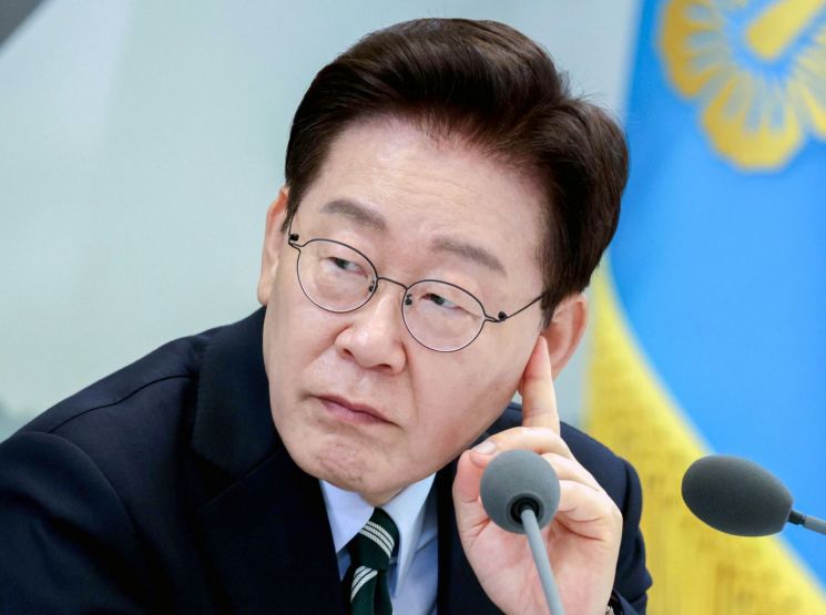 이재명 대통령이 16일 청와대 영빈관에서 열린 부처 업무보고에서 참석 기관장의 답변을 청취하고 있다. 2026.7.16 [청와대통신사진기자단] 연합뉴스