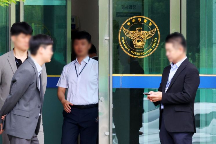 광주지검이 지난 15일 광주경찰청을 압수수색하고 있다. 연합뉴스