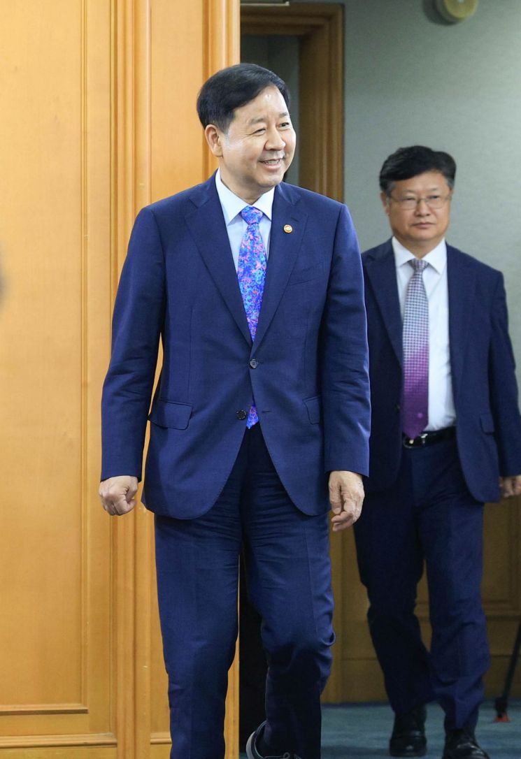 구윤철 부총리 겸 재정경제부 장관이 16일 서울 명동 은행회관에서 열린 '부동산 세제 국민 의견 경청 토론회'에 참석하고 있다. 연합뉴스